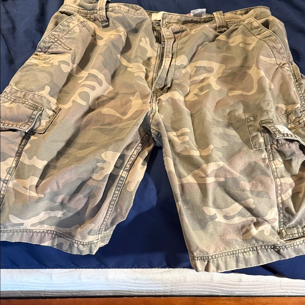Levi's Men's Tan Camouflage Cargo Shorts